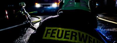 DIVERA 24/7 Feuerwehr Schlauch bei Nacht - Symbolbild
